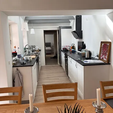 Charming, Newly Renovated Large Family Townhouse בית נופש