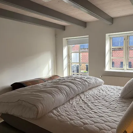 Charming, Newly Renovated Large Family Townhouse בית נופש *