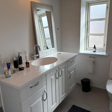 Charming, Newly Renovated Large Family Townhouse בית נופש